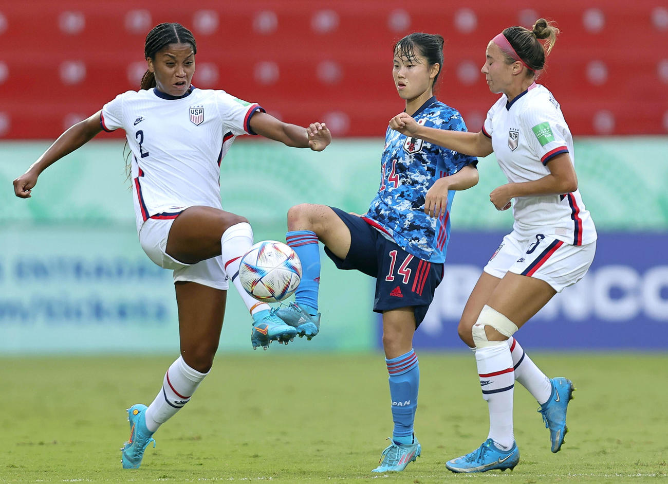 米国戦で競り合う日本の松窪（中央）（FIFA提供・ゲッティ＝共同）