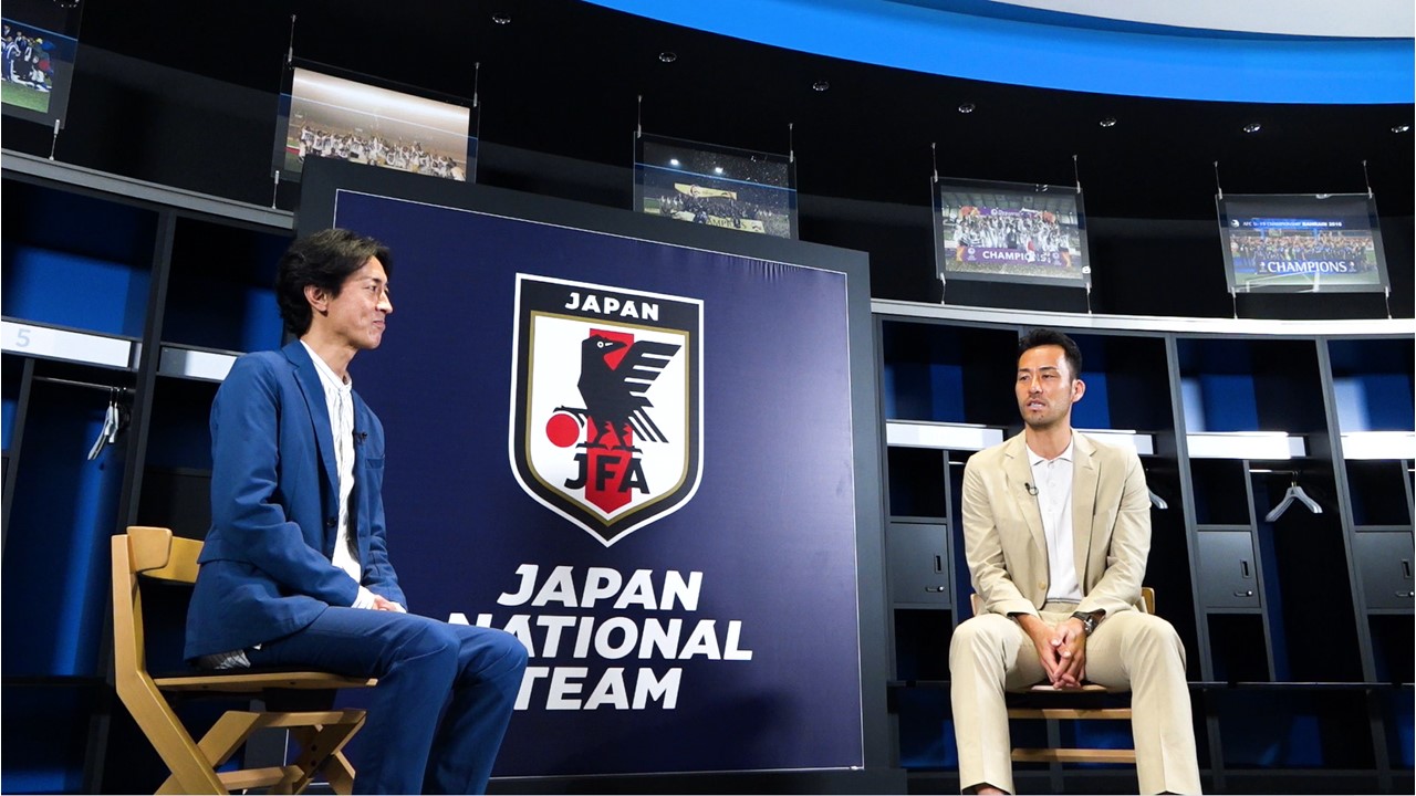 ABEMAの番組内でお笑いコンビ、ナインティナインの矢部（左）と対談したサッカー日本代表DF吉田（C）AbemaTV，Inc.