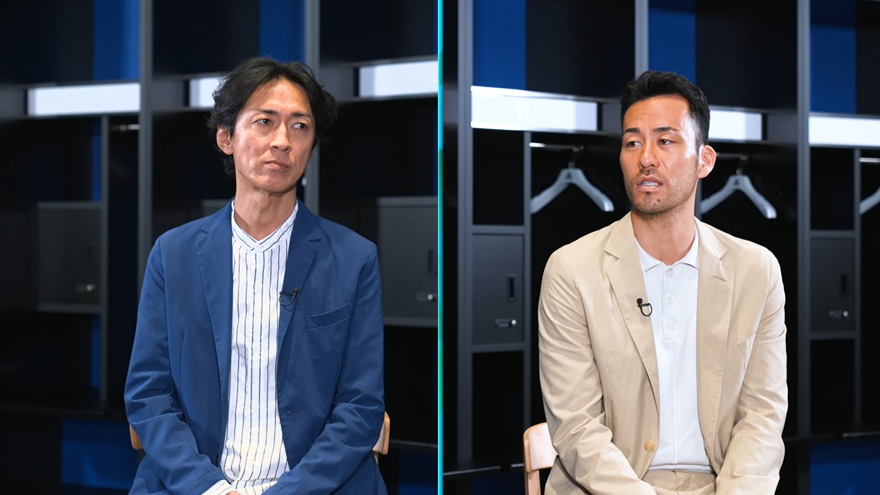 ABEMAの番組内でお笑いコンビ、ナインティナインの矢部（左）と対談したサッカー日本代表DF吉田（C）AbemaTV，Inc.