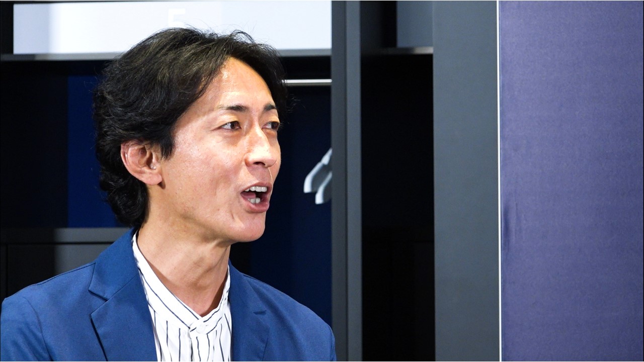 ABEMAの番組内でサッカー日本代表DF吉田と対談した「テレビ朝日・ABEMAテレビキャスター」のお笑いコンビ、ナインティナインの矢部（C）AbemaTV，Inc.