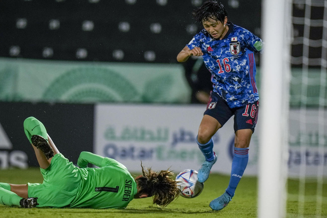 U－20女子W杯　小山史乃観のシュートをブロックするフランスGKシーバー（AP）