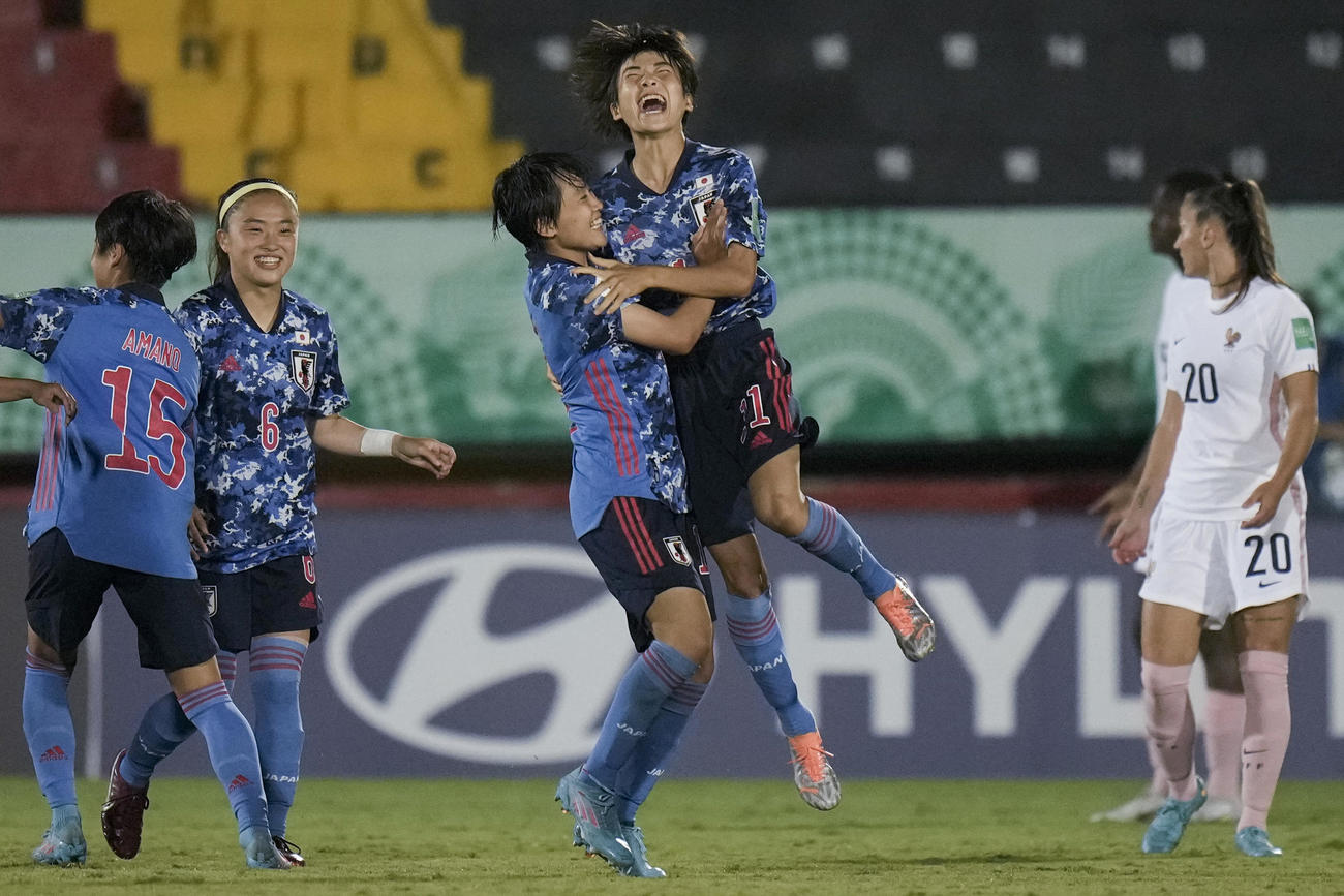 U－20女子W杯　フランス相手に2点目を決めて喜ぶ浜野まいか（中央）（AP）