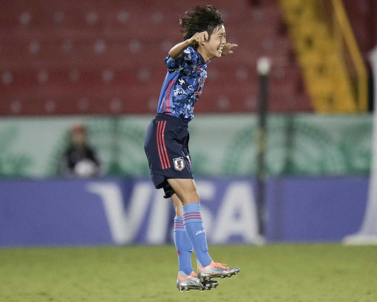 U－20女子W杯　フランス相手に2点目を決めて喜ぶ浜野まいか（AP）