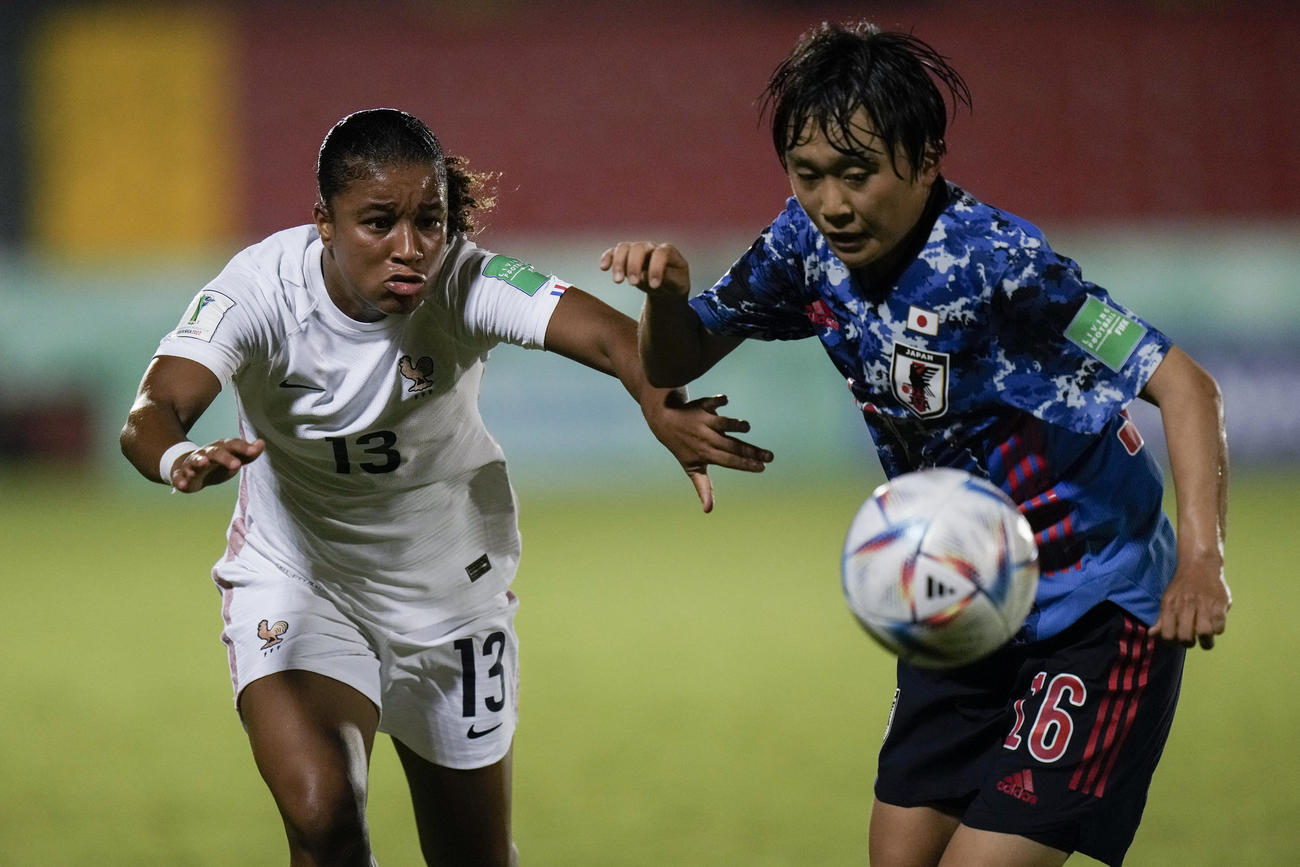 U－20女子W杯　フランスのイッサ（左）とボールを競り合う小山史乃観（AP）