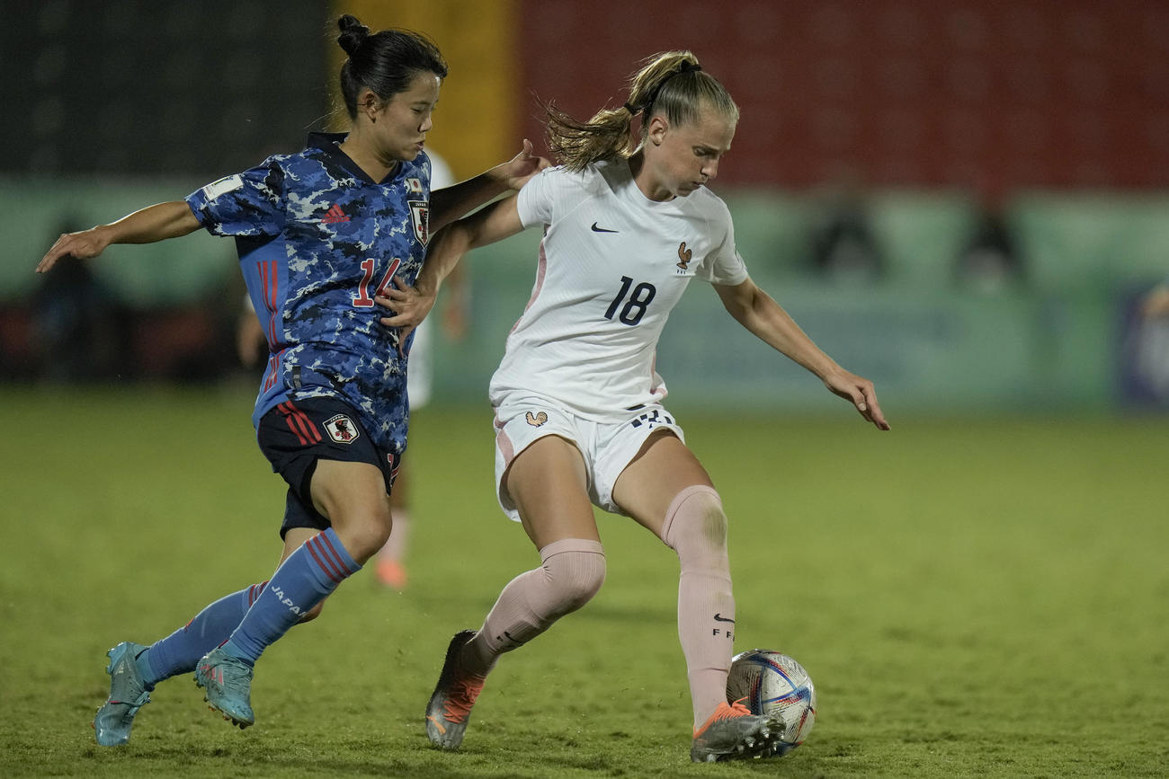 U－20女子W杯　フランスのギリー（右）と競り合う松窪真心（AP）