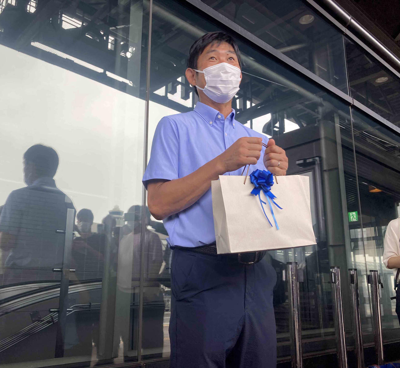 23日に54歳の誕生日を迎え、プレゼントを手渡された日本代表の森保監督
