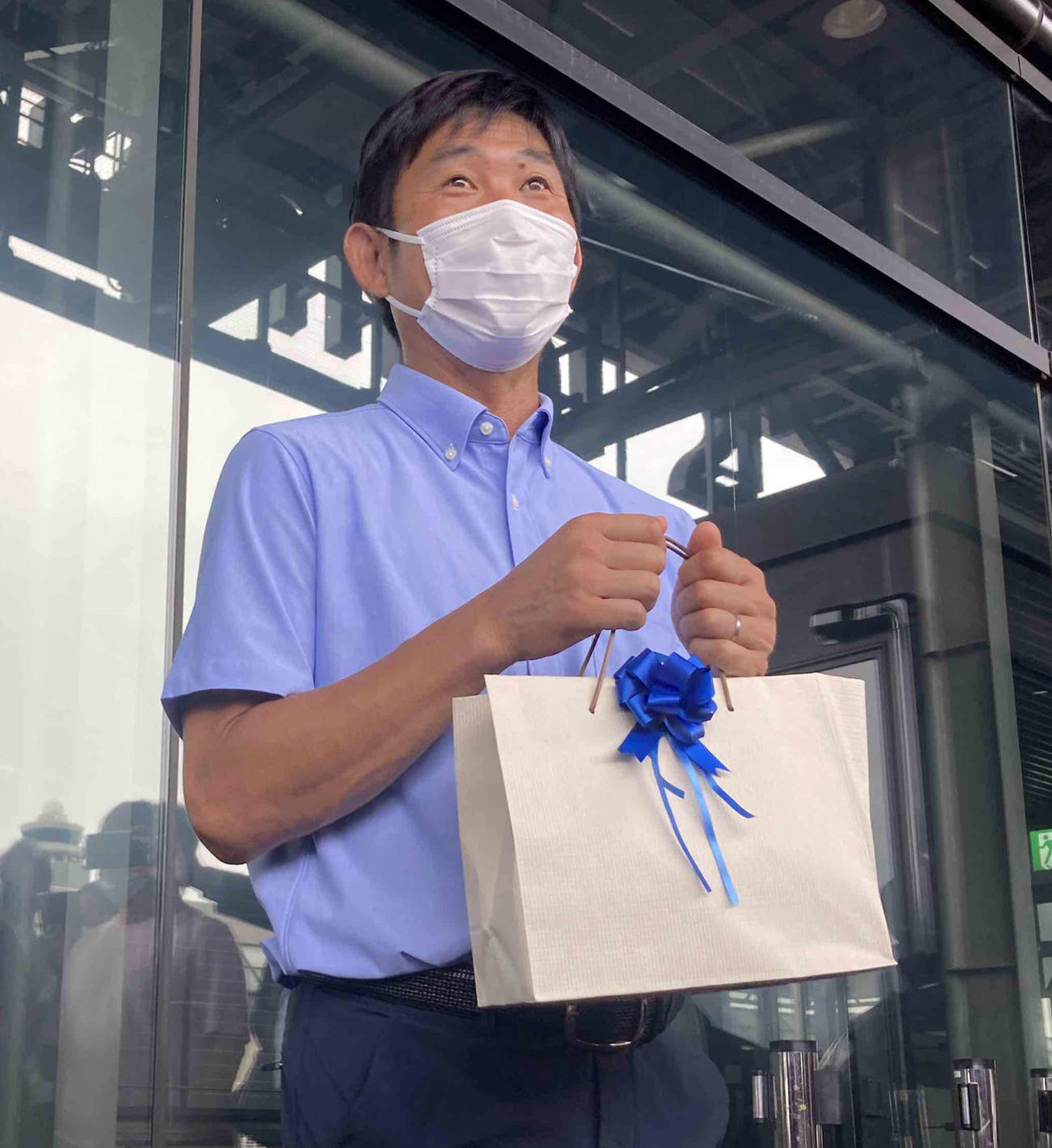 23日に54歳の誕生日を迎え、プレゼントを手渡された森保監督