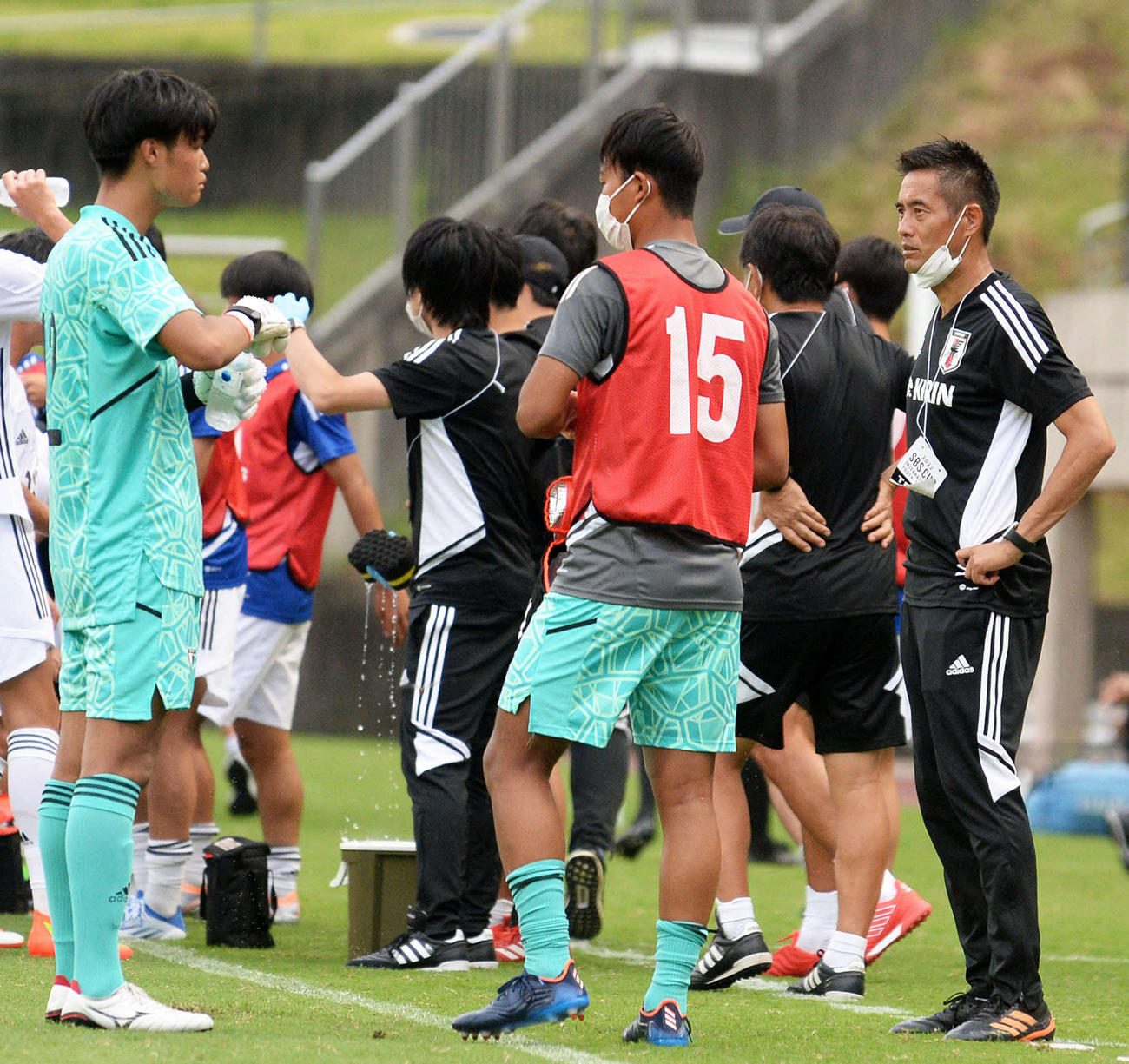 川口GKコーチ（右端）の話を聞くU－18日本代表GK中村（左端）