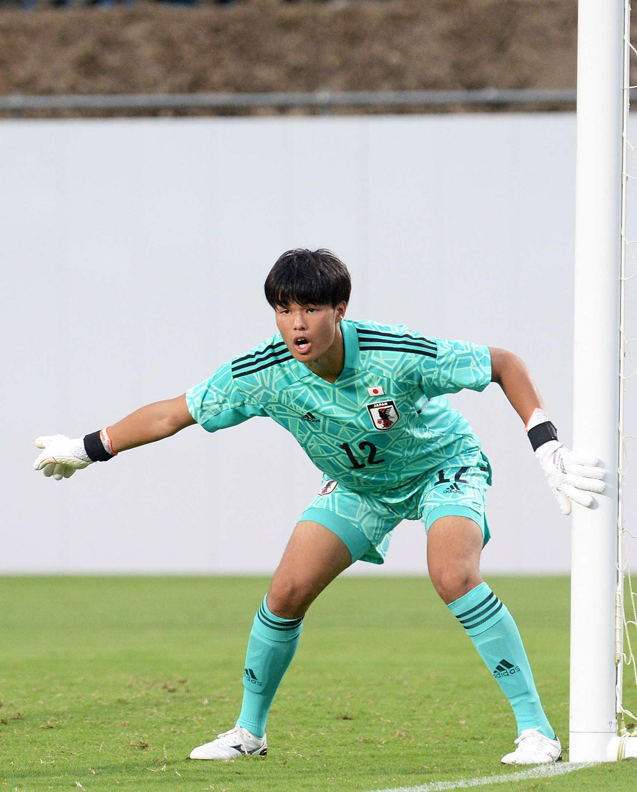 味方に指示を出すU－18日本代表GK中村