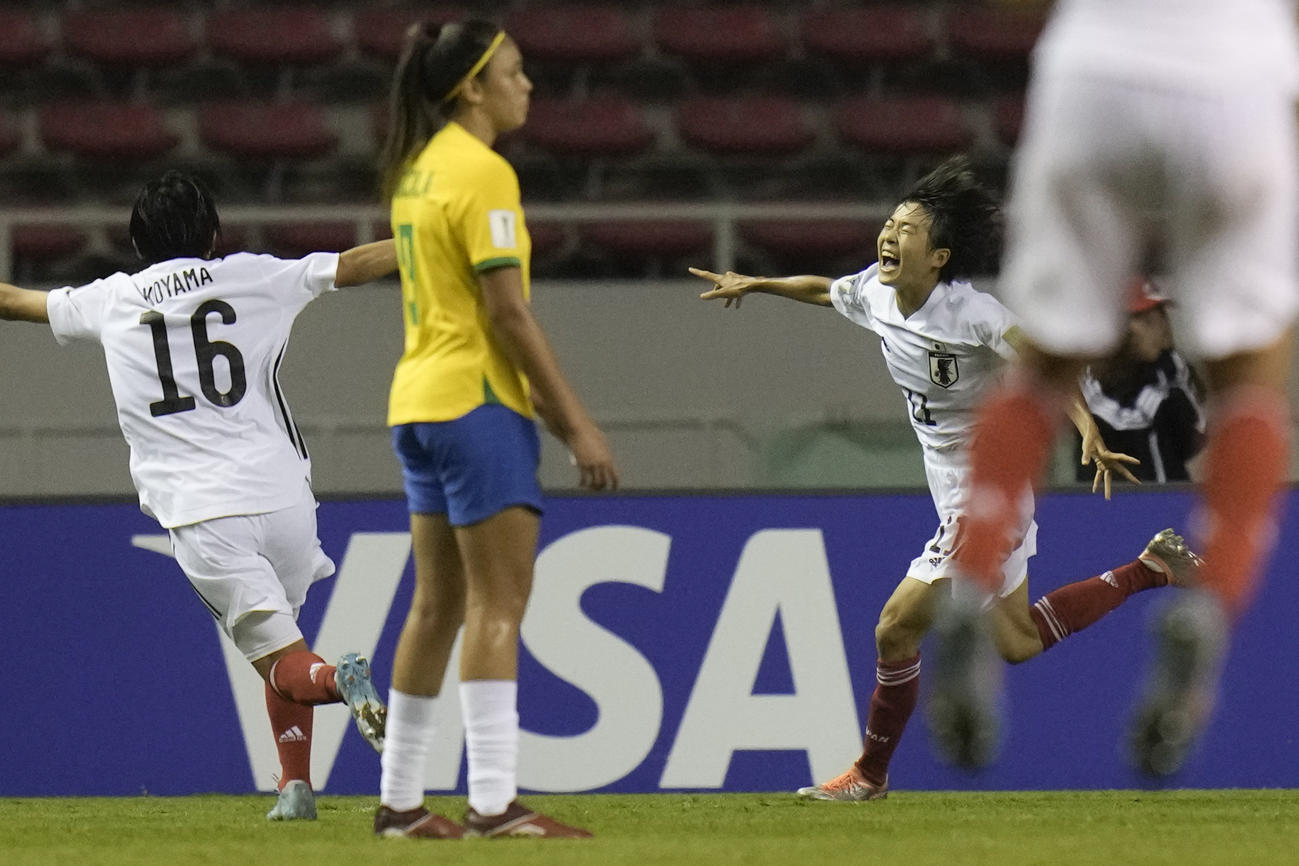 U20女子W杯準決勝ブラジル戦、勝ち越しのゴールを決めて喜ぶ浜野まいか（AP）