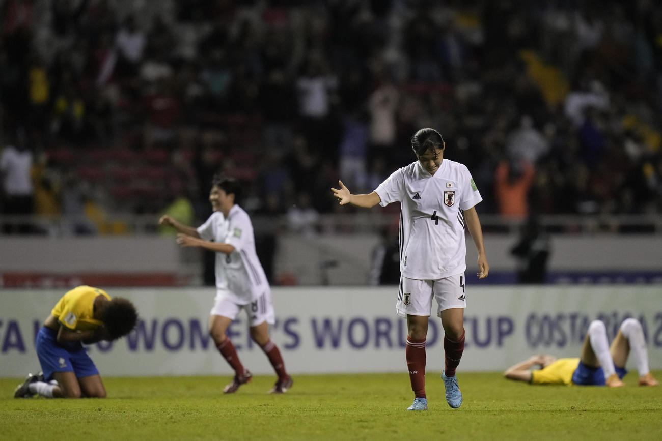 U20女子W杯準決勝、勝利し喜ぶ日本選手と倒れ込むブラジルの選手たち（AP）