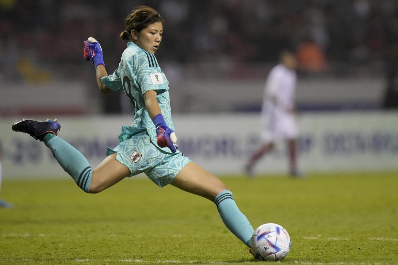 U20女子W杯準決勝ブラジル戦、GK大場朱羽のキック（AP）