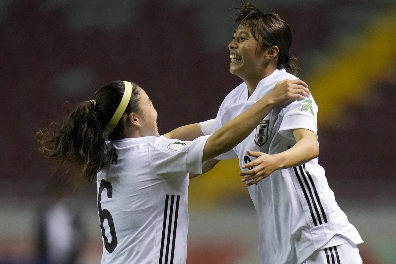 U20女子W杯準決勝ブラジル戦、ゴールを決めて喜ぶ山本柚月（右）と大山愛笑（AP）