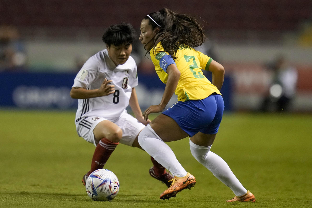 U20女子W杯準決勝ブラジル戦、相手選手と競り合う岩崎心南（AP）
