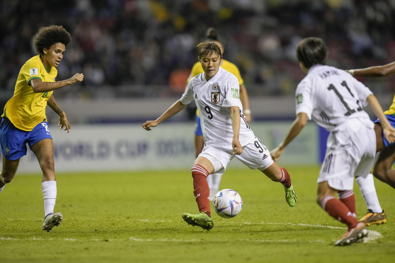 U20女子W杯準決勝ブラジル戦、シュートを放つ山本柚月（中央）（AP）
