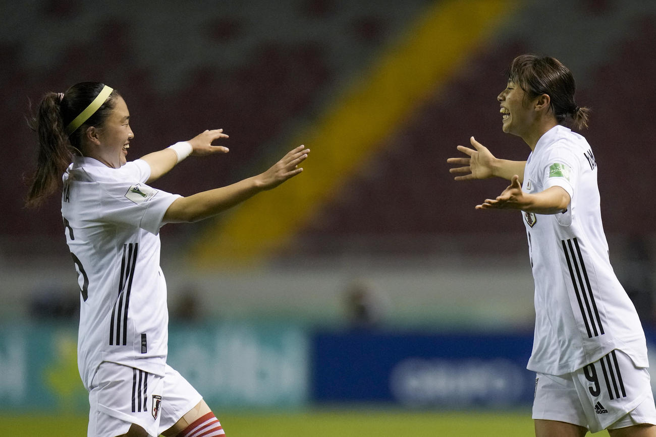 U20女子W杯準決勝ブラジル戦、ゴールを決めて喜ぶ山本柚月（右）と大山愛笑（AP）