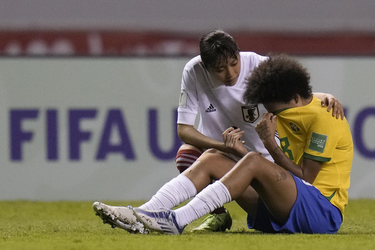 U20女子W杯準決勝、敗れてピッチに座り込んだブラジルの選手に声をかける山本柚月（AP）