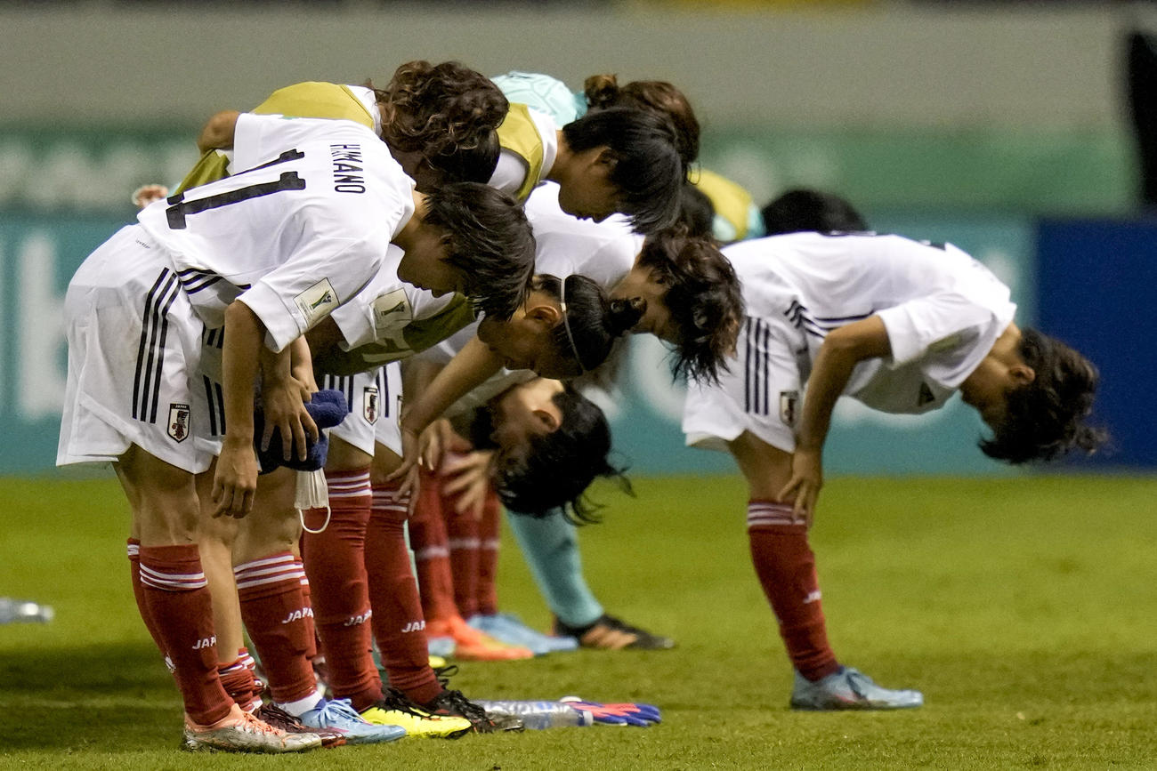 U20女子W杯準決勝、ブラジルに勝利しスタンドに一礼する日本の選手たち（AP）