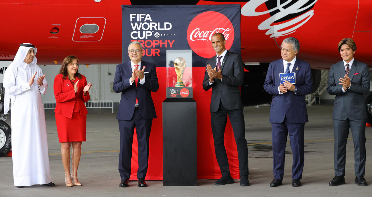 「コカ・コーラ　FIFA　ワールドカップ（W杯）トロフィーツアー」の到着セレモニーに出席した左から駐日カタール国大使館特命全権大使のエマーディ閣下、コカ・コーラカンパニーコーポレートシニアバイスプレジデントのペレス氏、日本コカ・コーラのガルドゥニョ社長、元ブラジル代表のリバウド氏、日本サッカー協会田嶋会長、同ツアージャパンアンバサダーの大久保氏（撮影・野上伸悟）