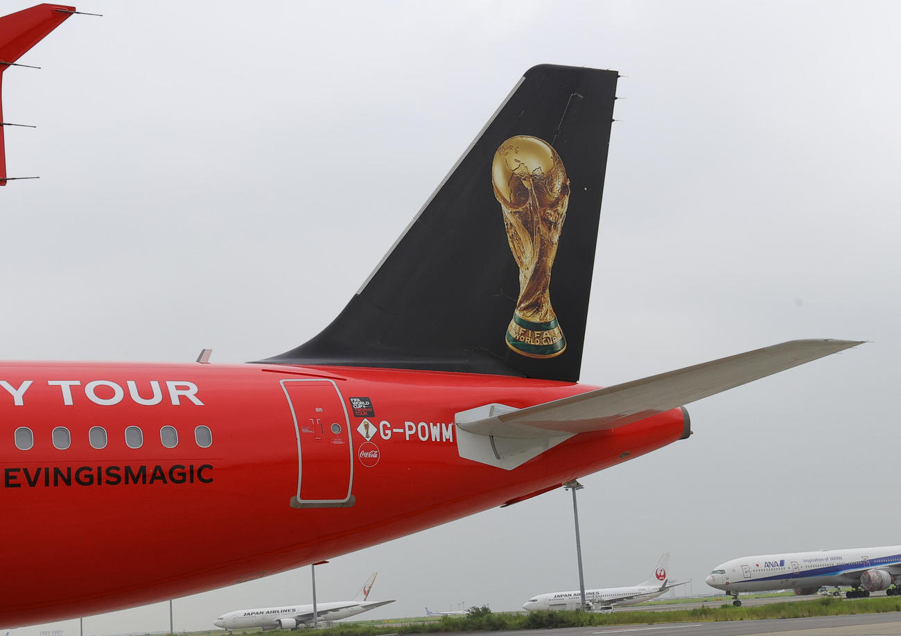 「コカ・コーラ　FIFA　ワールドカップ（W杯）トロフィーツアー」で、オリジナルトロフィーを載せた飛行機が羽田空港に到着（撮影・野上伸悟）