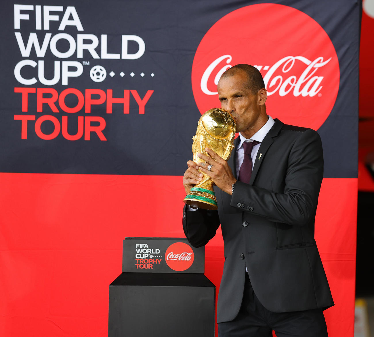 「コカ・コーラ　FIFA　ワールドカップトロフィーツアー」の到着セレモニーに出席し、トロフィーにキスする元ブラジル代表のリバウド氏（撮影・野上伸悟）