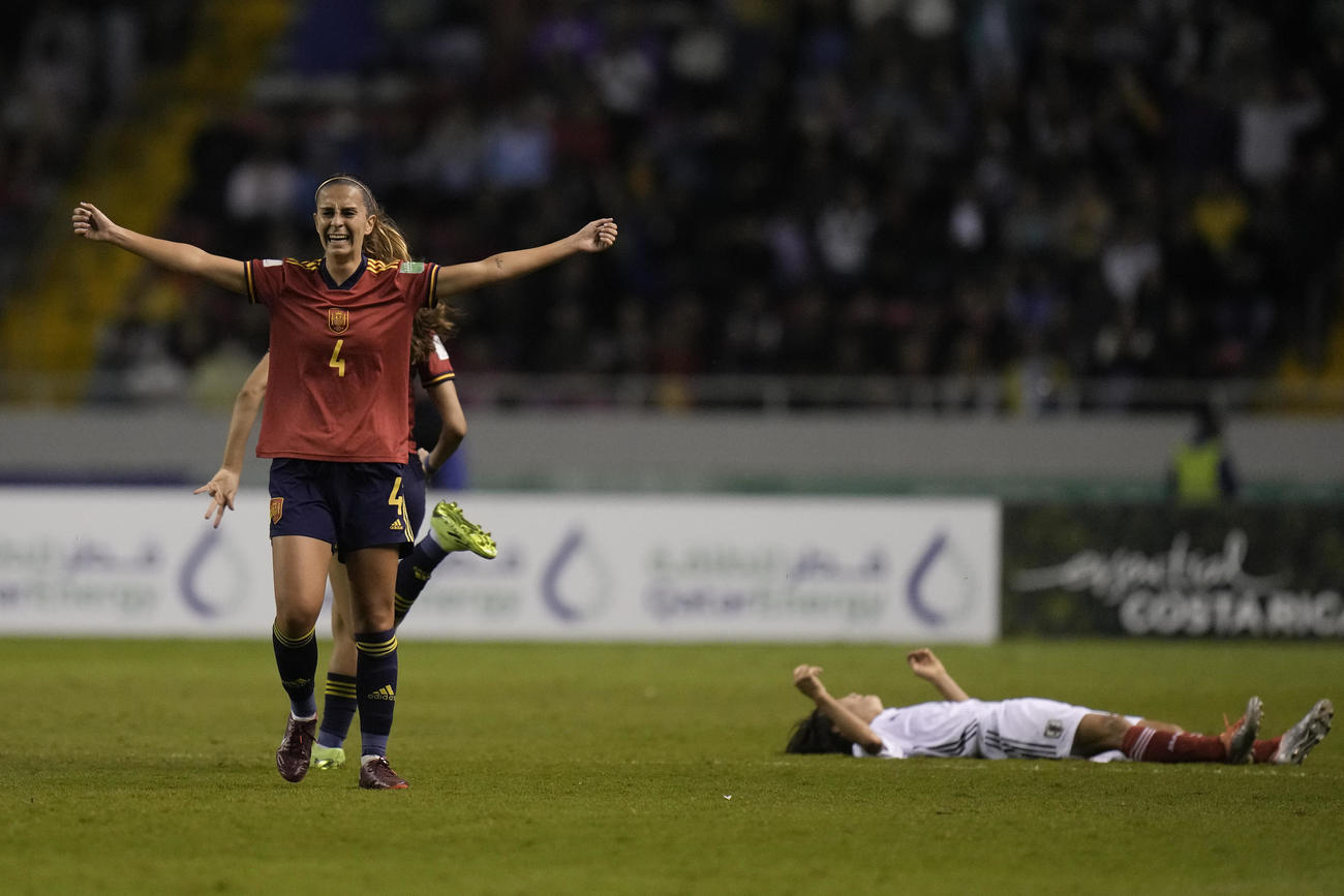 U20女子W杯決勝、優勝を喜ぶスペインの選手とピッチに横たわる日本の選手（AP）