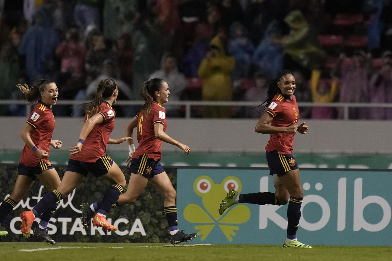 チーム3点目となるPKを決めたパラルエロ（右）のもとに駆け寄るスペイン選手たち（AP）