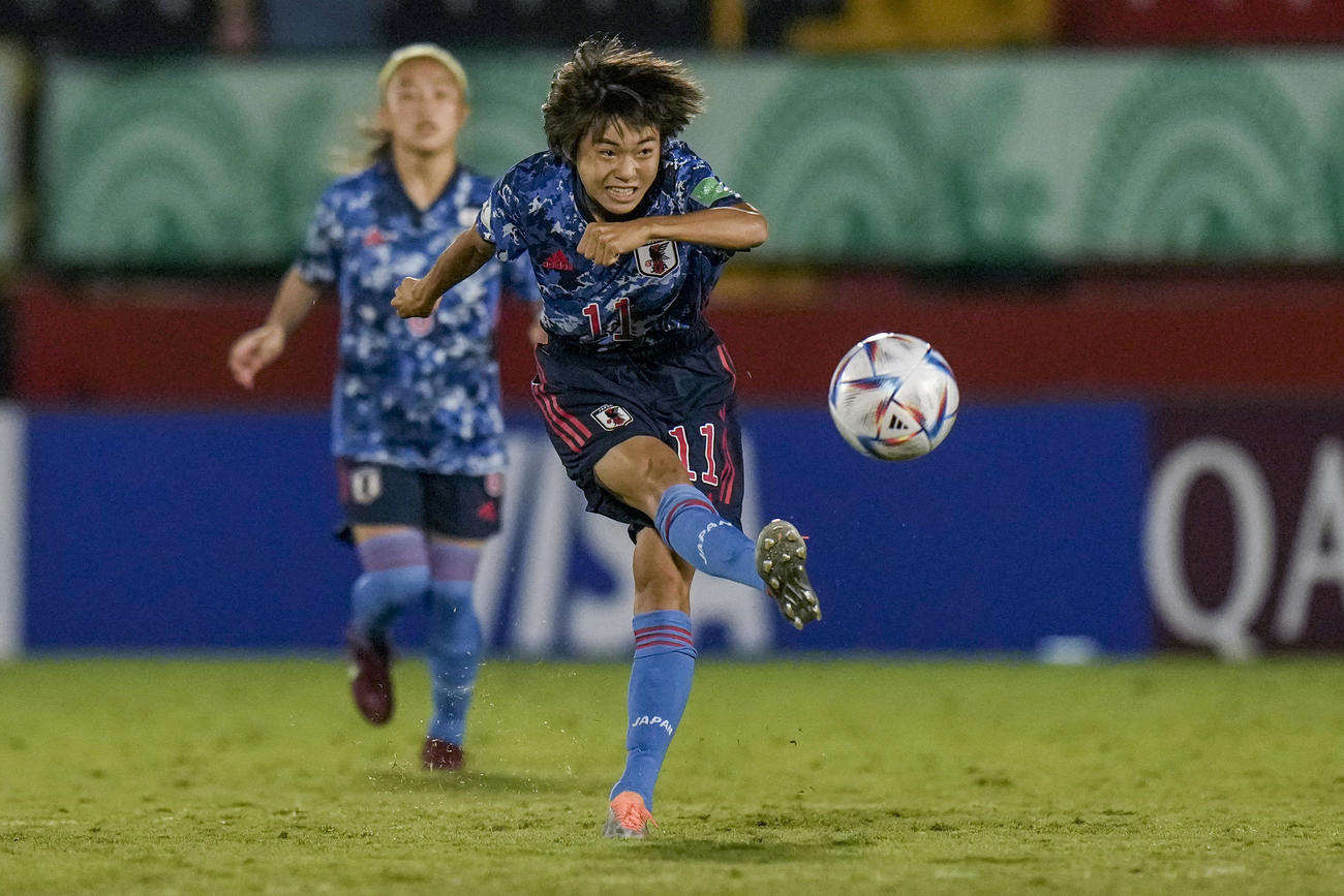 21日、U－20女子W杯のフランス戦でシュートを放つ浜野まいか（AP）