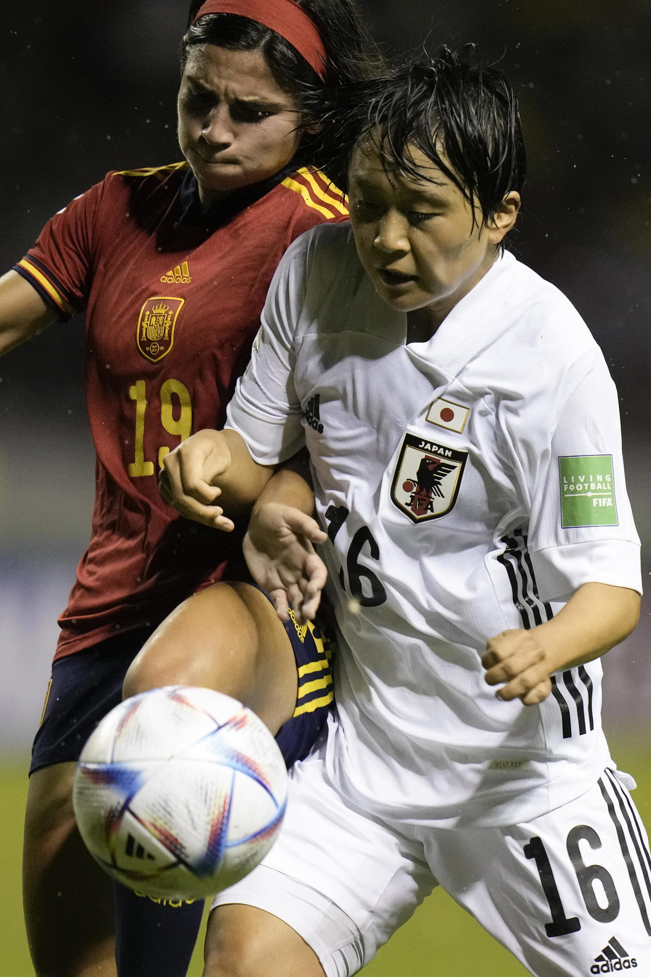 スペイン戦、相手選手と競り合う小山（右）（AP）