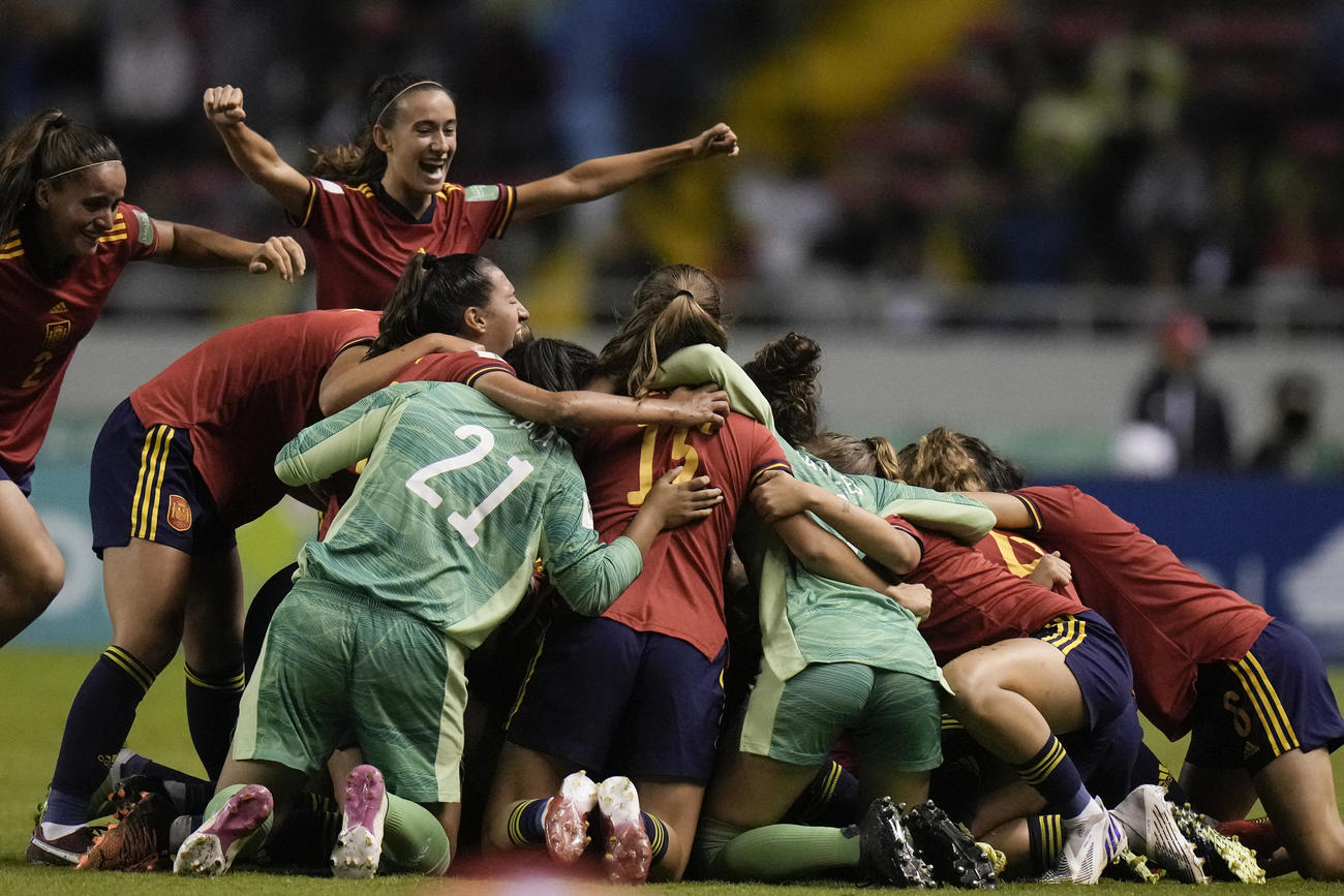 U20女子W杯決勝、優勝を喜ぶスペインの選手たち（AP）