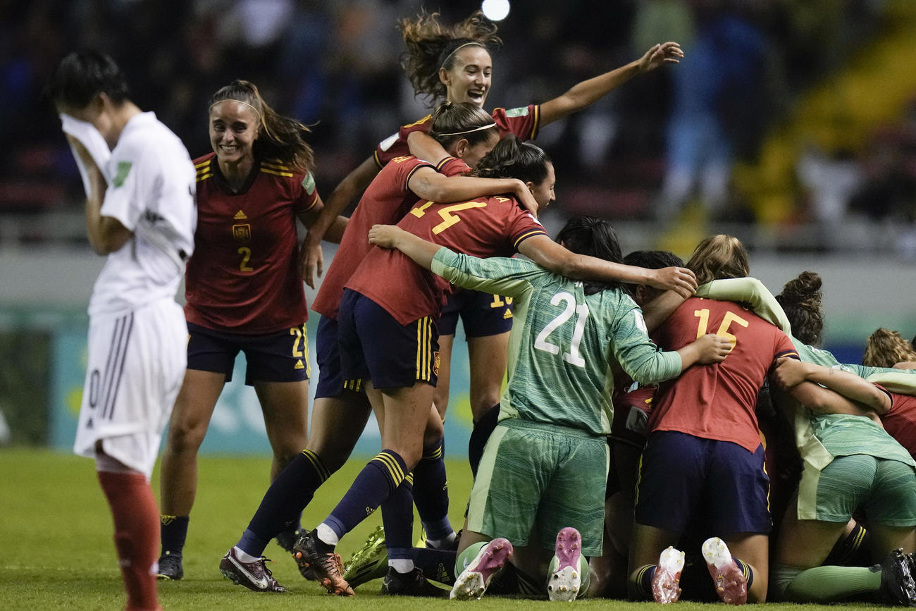 U20女子W杯決勝、悲しみに暮れる日本選手と優勝の喜びに沸くスペインの選手たち（AP）