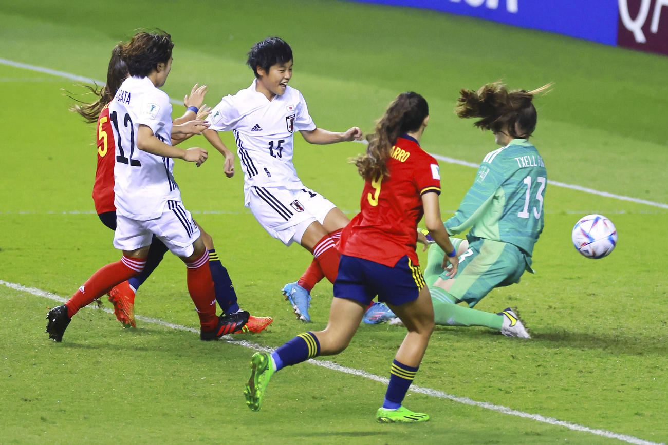日本―スペイン　後半、ゴールを決める天野（中央）＝サンホセ（FIFA提供・ゲッティ＝共同）