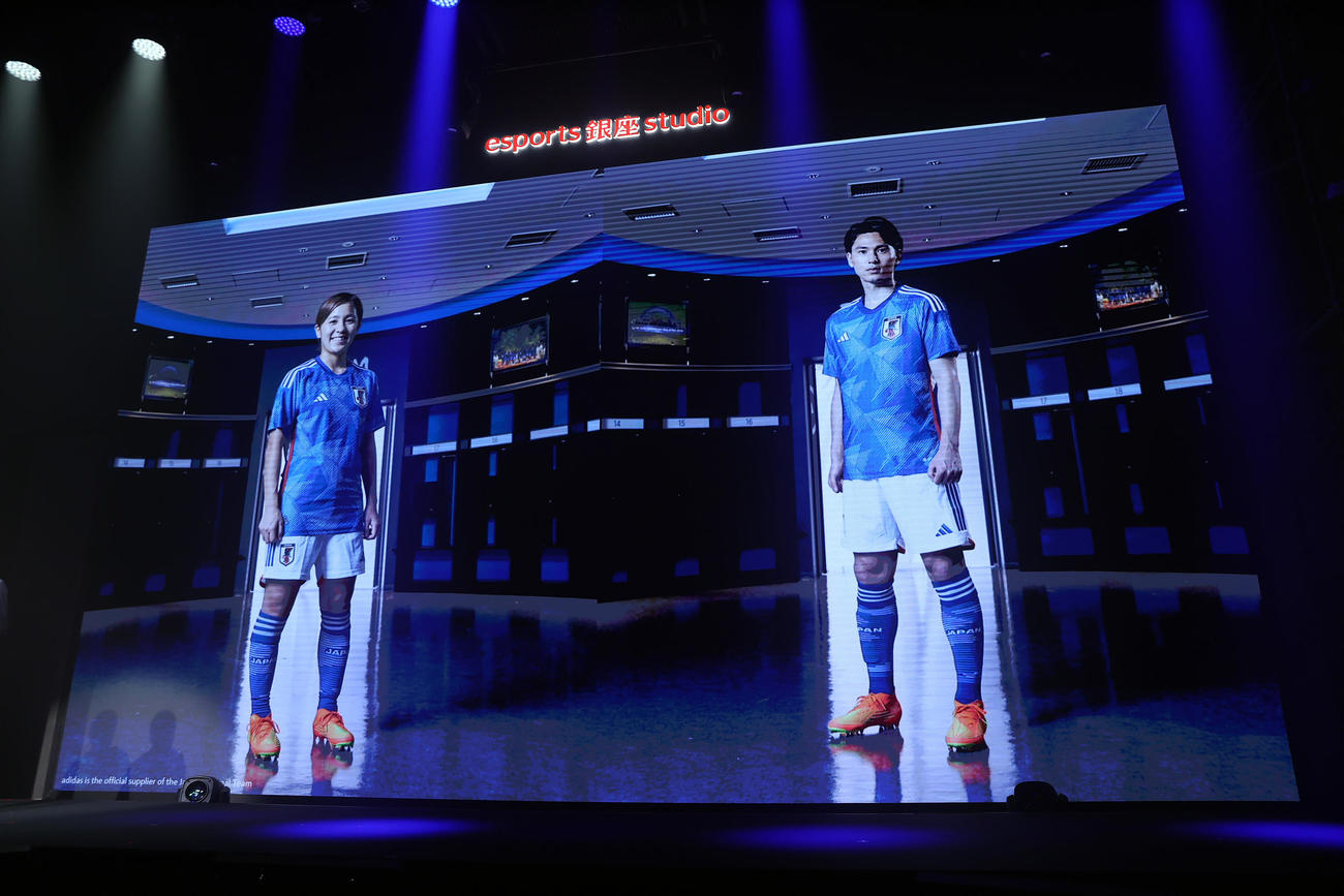 サッカー日本代表新ユニホーム発表会見で発表された新しいホームユニホームを着用する南野（右）と岩渕のビジュアル（撮影・垰建太）