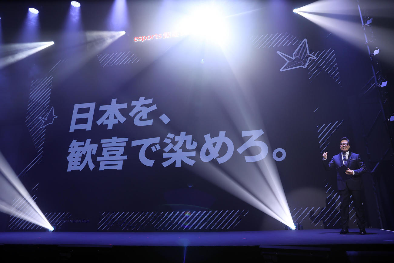 サッカー日本代表新ユニホーム発表会見で盛り上げるジョン・カビラ氏（撮影・垰建太）