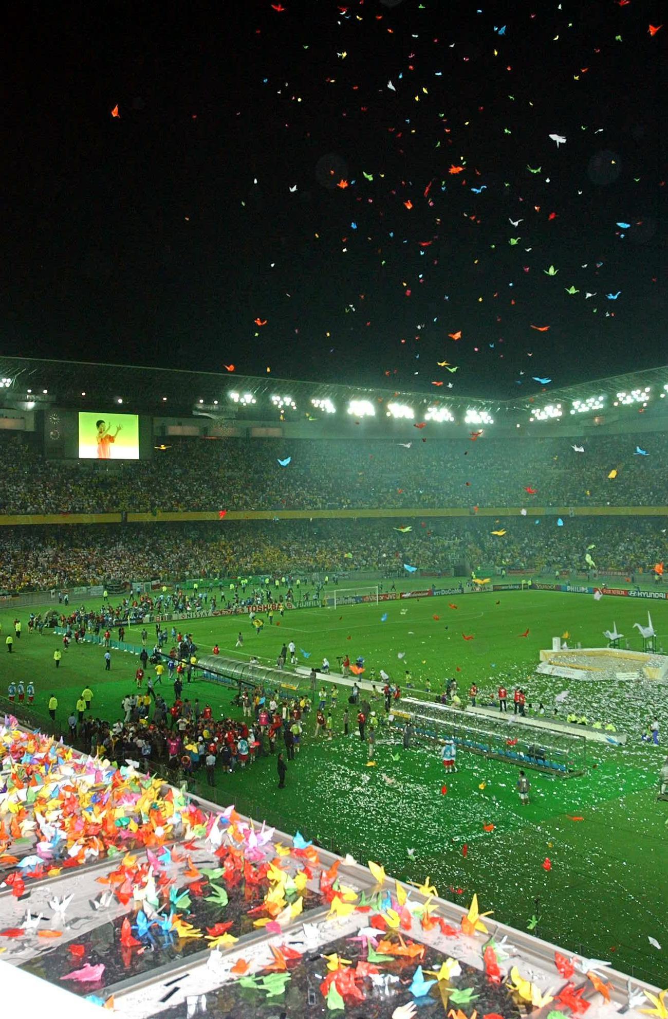 2002年6月30日、W杯日韓大会の閉会式で夜空を舞った折り鶴