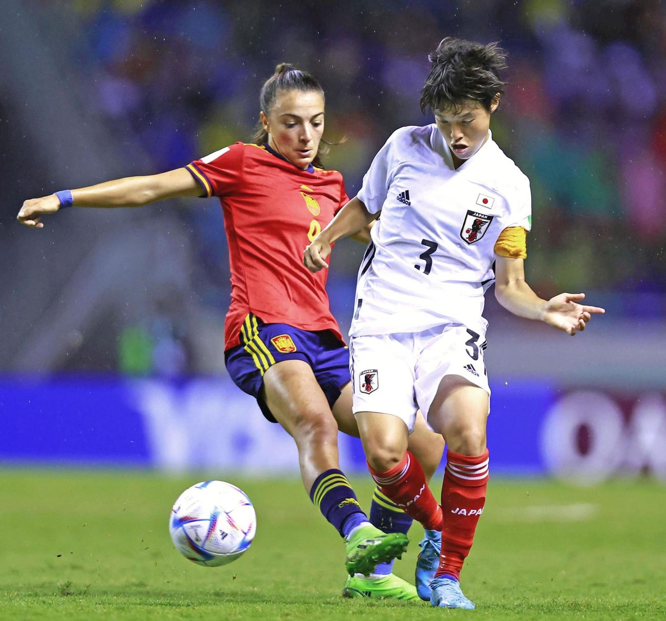 日本―スペイン　競り合う長江（右）＝サンホセ（FIFA提供・ゲッティ＝共同）