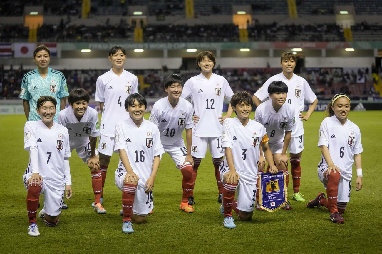 25日、ブラジル戦に臨んだ日本のメンバー。前列左から杉澤海星、小山史乃観、長江伊吹、大山愛笑、中列左から浜野まいか、藤野あおば、岩崎心南、後列左から大場朱羽、石川璃音、田畑晴菜、山本柚月（AP）