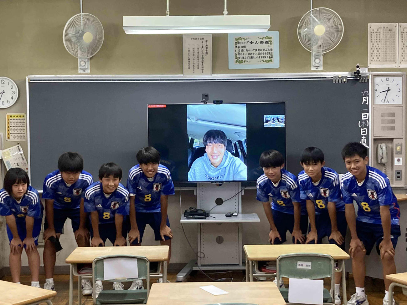 オンラインで行田市立西中学校にサプライズ訪問した日本代表MF原口と参加した生徒たち