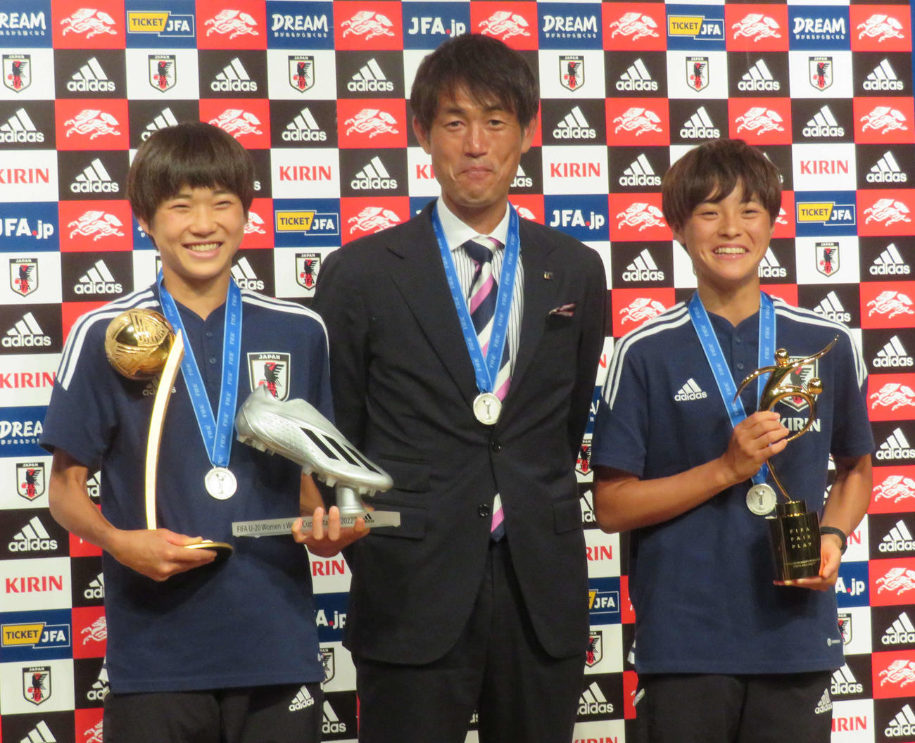 サッカーU－20女子W杯で準優勝し、帰国会見に臨んだ、左から日本代表のFW浜野、池田監督、キャプテンのDF長江（撮影・磯綾乃）