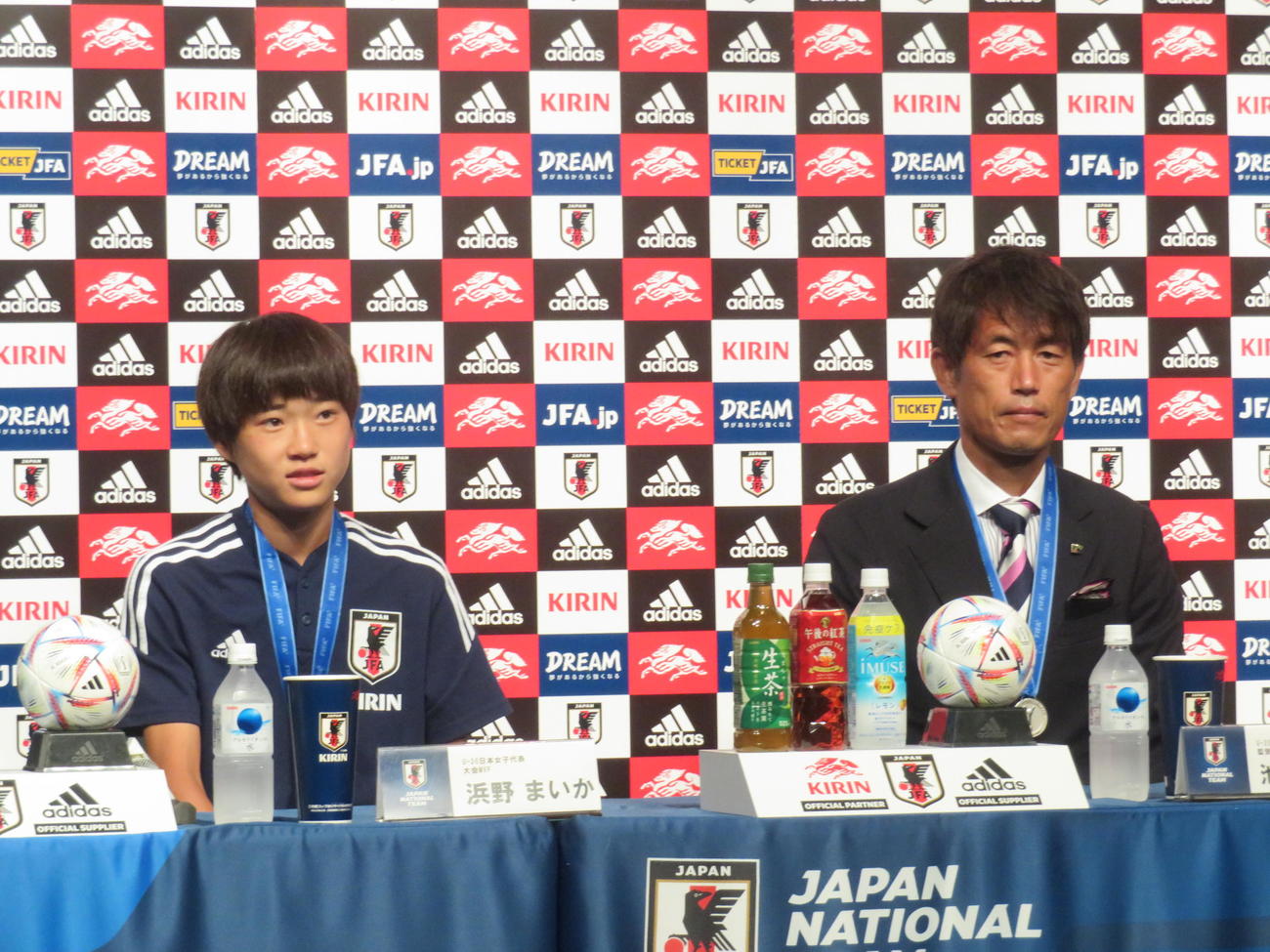 サッカーU－20女子W杯で準優勝し、帰国会見に臨んだ、左から日本代表のFW浜野、池田監督（撮影・磯綾乃）
