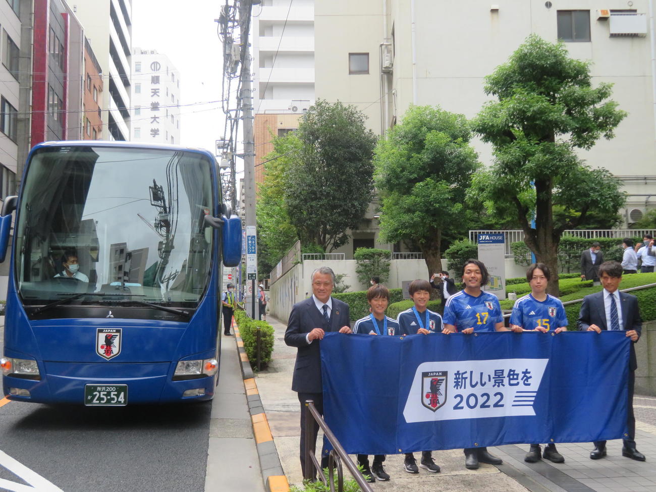 日本全国バスキャラバン出発式に出席した、左から日本サッカー協会の田嶋会長、U－20女子日本代表DF長江、FW浜野、お笑いコンビ見取り図の盛山、リリー、宮本理事（撮影・磯綾乃）