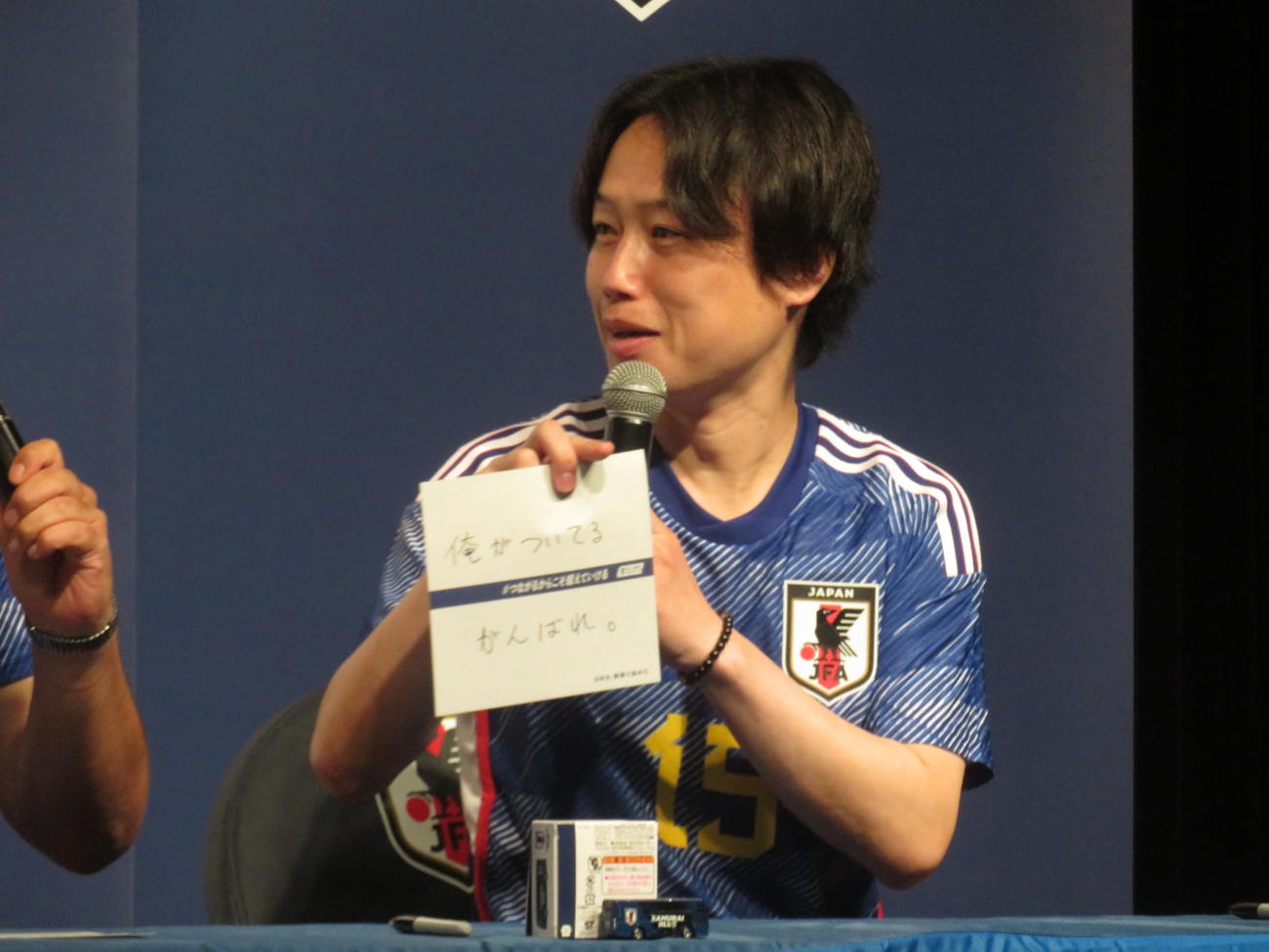 カタールW杯日本代表への応援メッセージを披露するお笑いコンビ見取り図のリリー（撮影・磯綾乃）