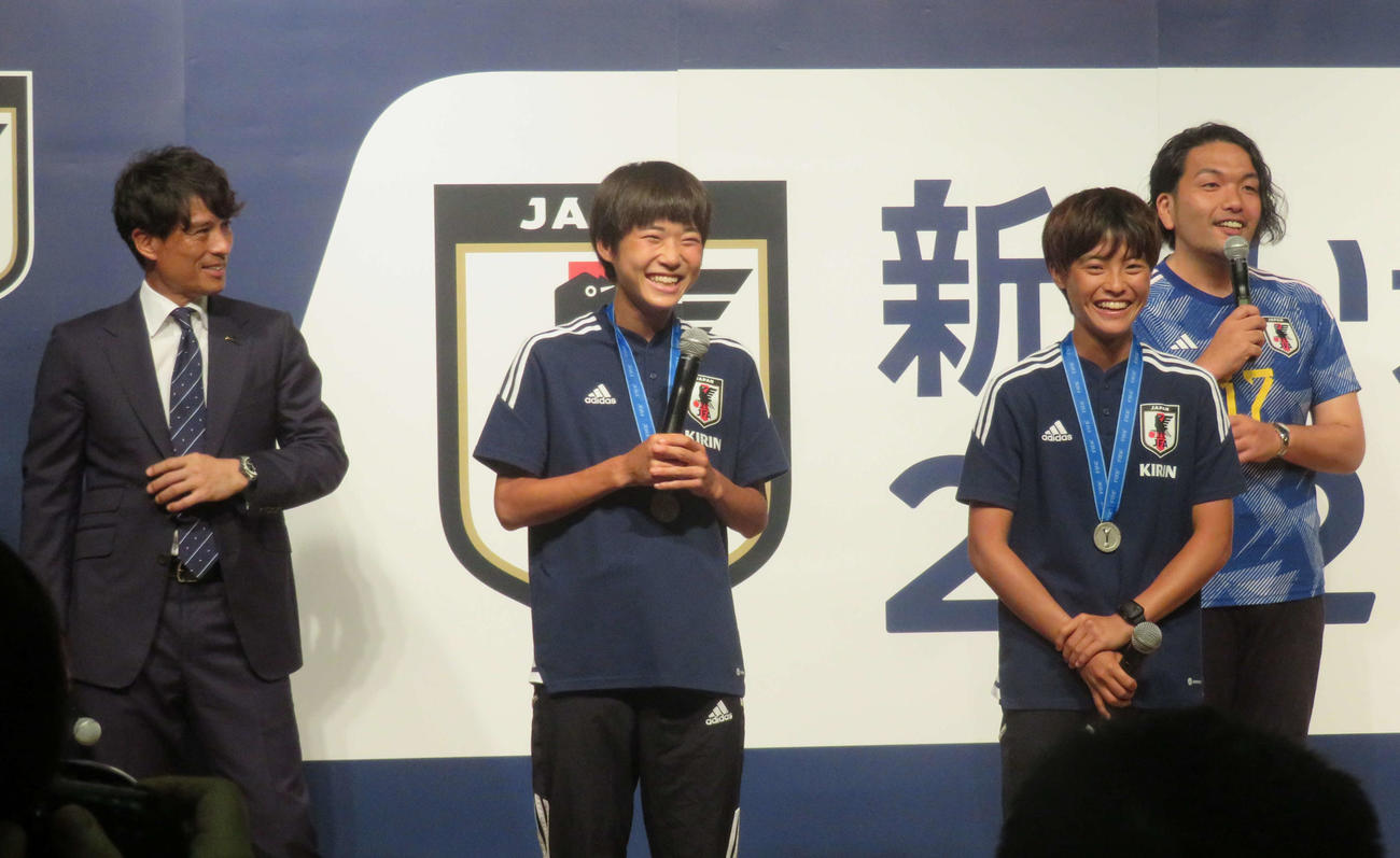 日本代表応援プロジェクト発表会に出席した、左から日本サッカー協会の宮本理事、U－20女子日本代表FW浜野、DF長江、お笑いコンビ見取り図の盛山（撮影・磯綾乃）