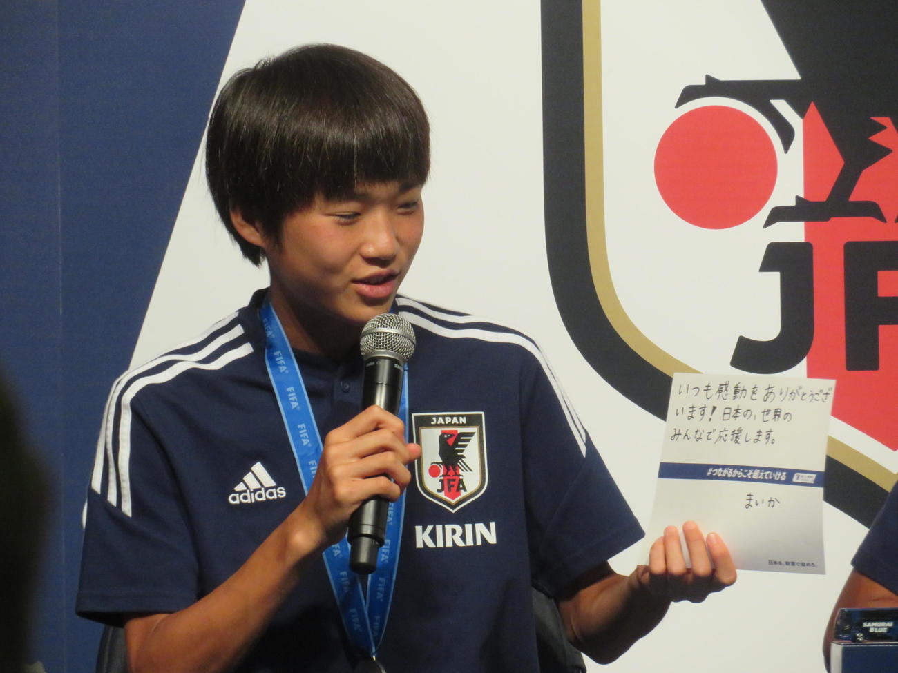 カタールW杯日本代表への応援メッセージを披露するU－20女子日本代表FW浜野（撮影・磯綾乃）