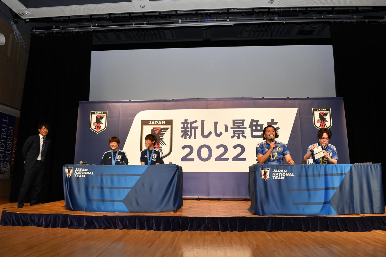日本代表応援プロジェクト発表会に出席した、左から日本サッカー協会の宮本理事、U－20女子日本代表FW浜野、DF長江、お笑いコンビ見取り図の盛山、リリー（C）JFA