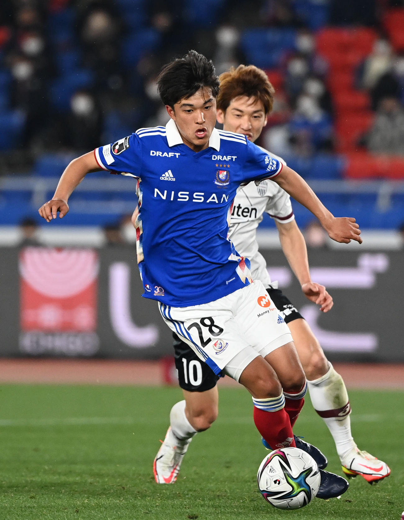 ドリブルする横浜山根陸（2022年3月2日撮影）