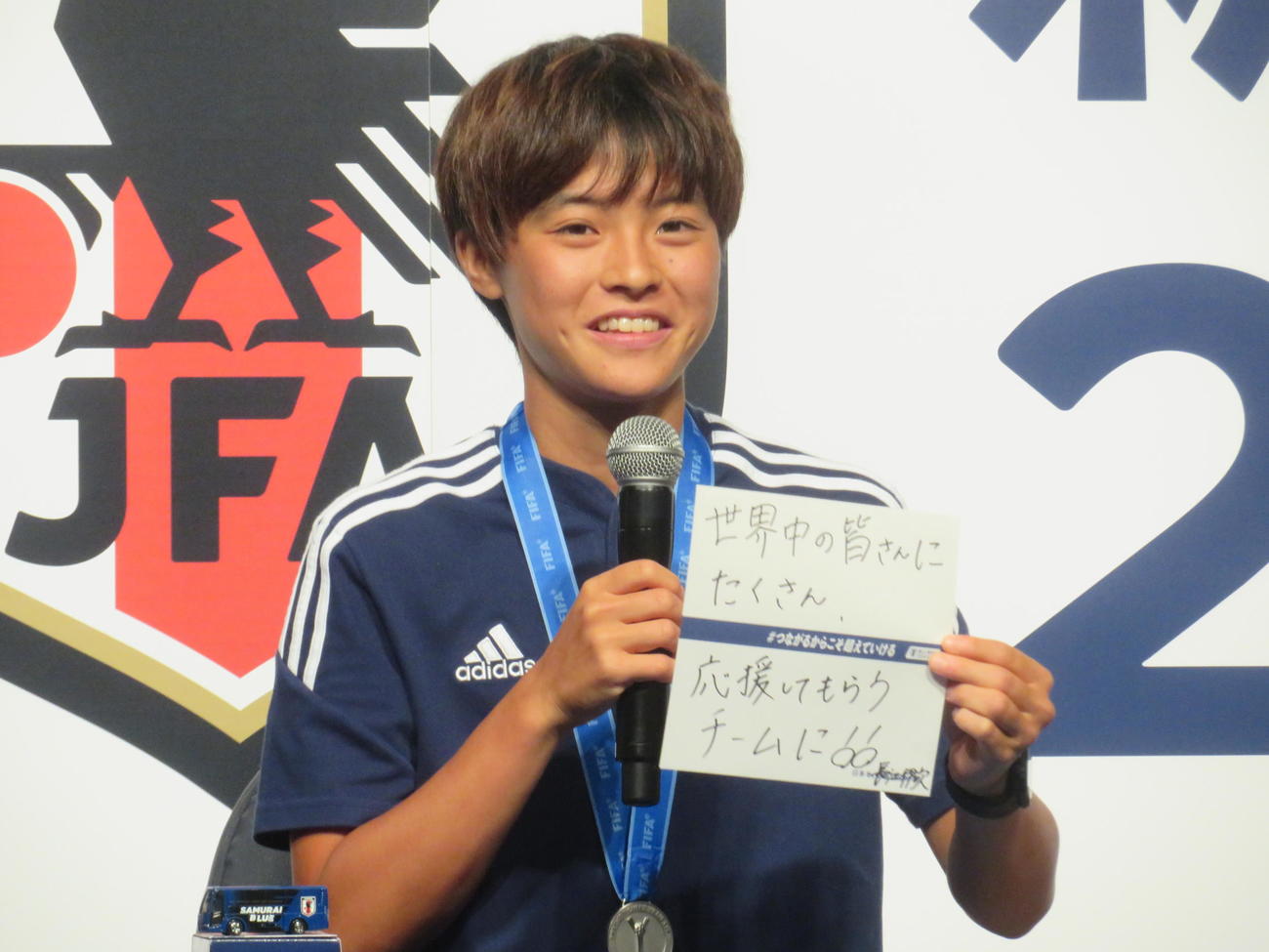カタールW杯日本代表への応援メッセージを披露するU－20女子日本代表DF長江（撮影・磯綾乃）