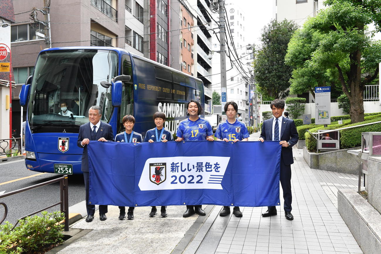 日本全国バスキャラバン出発式に出席した、左から田嶋会長、DF長江、FW浜野、お笑いコンビ見取り図の盛山、リリー、宮本理事（C）JFA