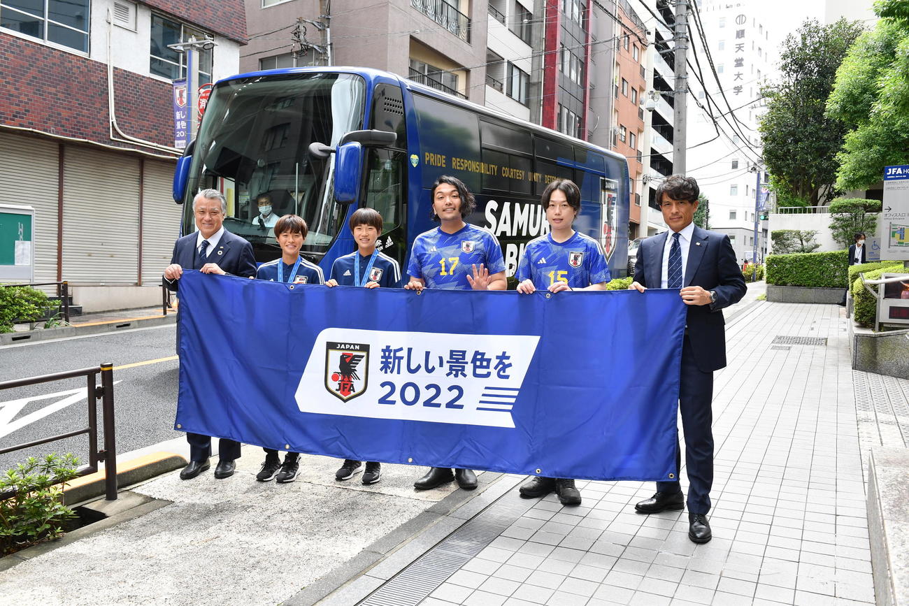 日本全国バスキャラバン出発式に出席した、左から日本サッカー協会の田嶋会長、U－20女子日本代表DF長江、FW浜野、お笑いコンビ見取り図の盛山、リリー、宮本理事〓（○の中に小文字のC）JFA