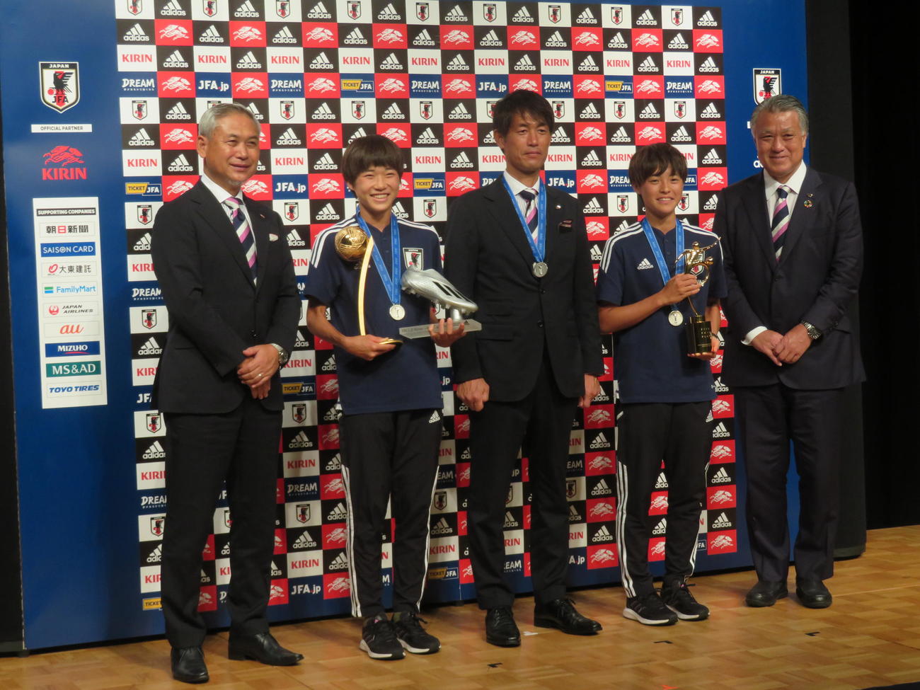 サッカーU－20女子W杯で準優勝し、帰国会見に臨んだ、左から佐々木女子委員長、日本代表のFW浜野、池田監督、キャプテンのDF長江、田嶋会長（撮影・磯綾乃）